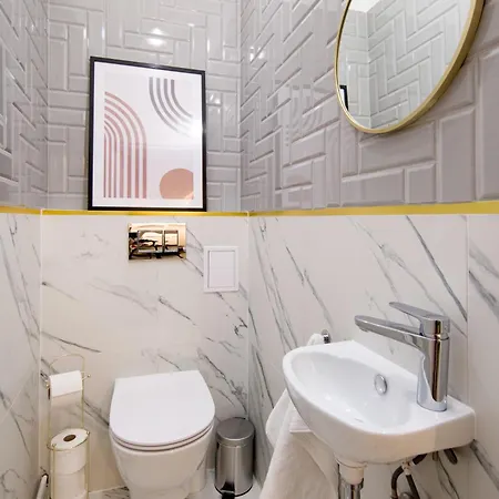 Wawelove Spacious 3 Bedroom 1 Min To Main Sq!