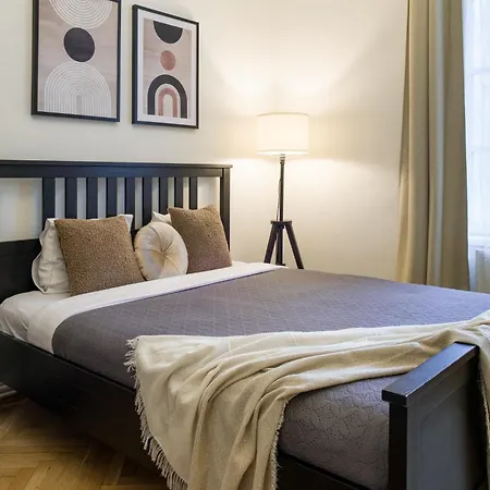 Wawelove Spacious 3 Bedroom 1 Min To Main Sq!