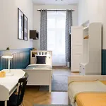 Wawelove Spacious 3 Bedroom 1 Min To Main Sq! *